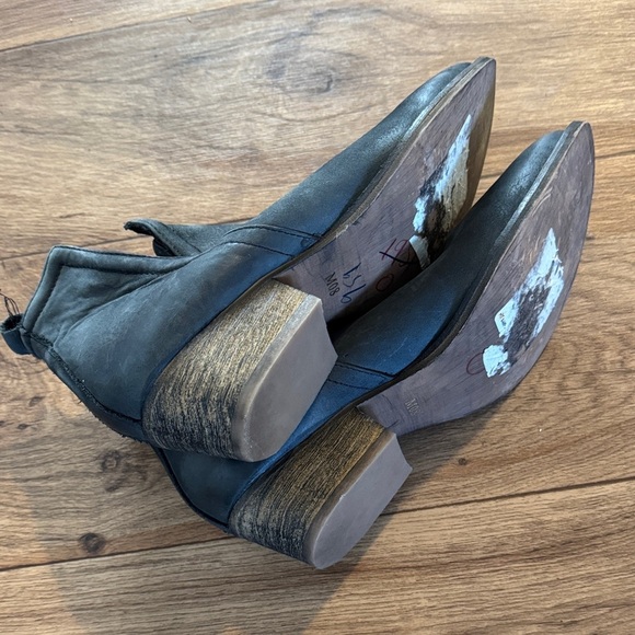 Classic Black Leather Boots - Picture 3 of 3